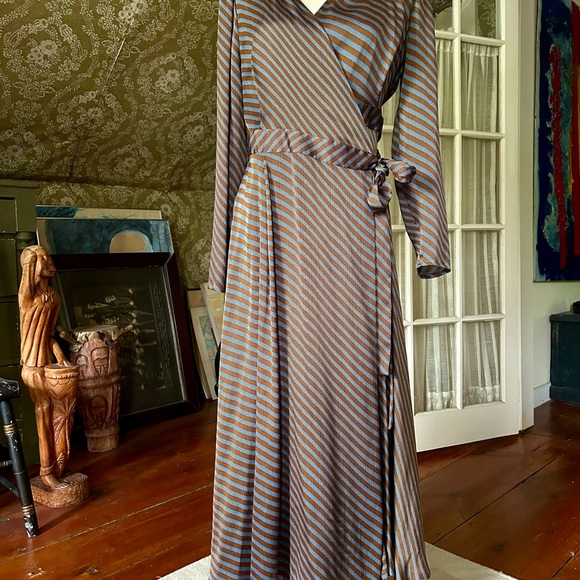Silky wrap dress by L.K.Bennett, Kate Middleton’s favorite designer. - Picture 2 of 9